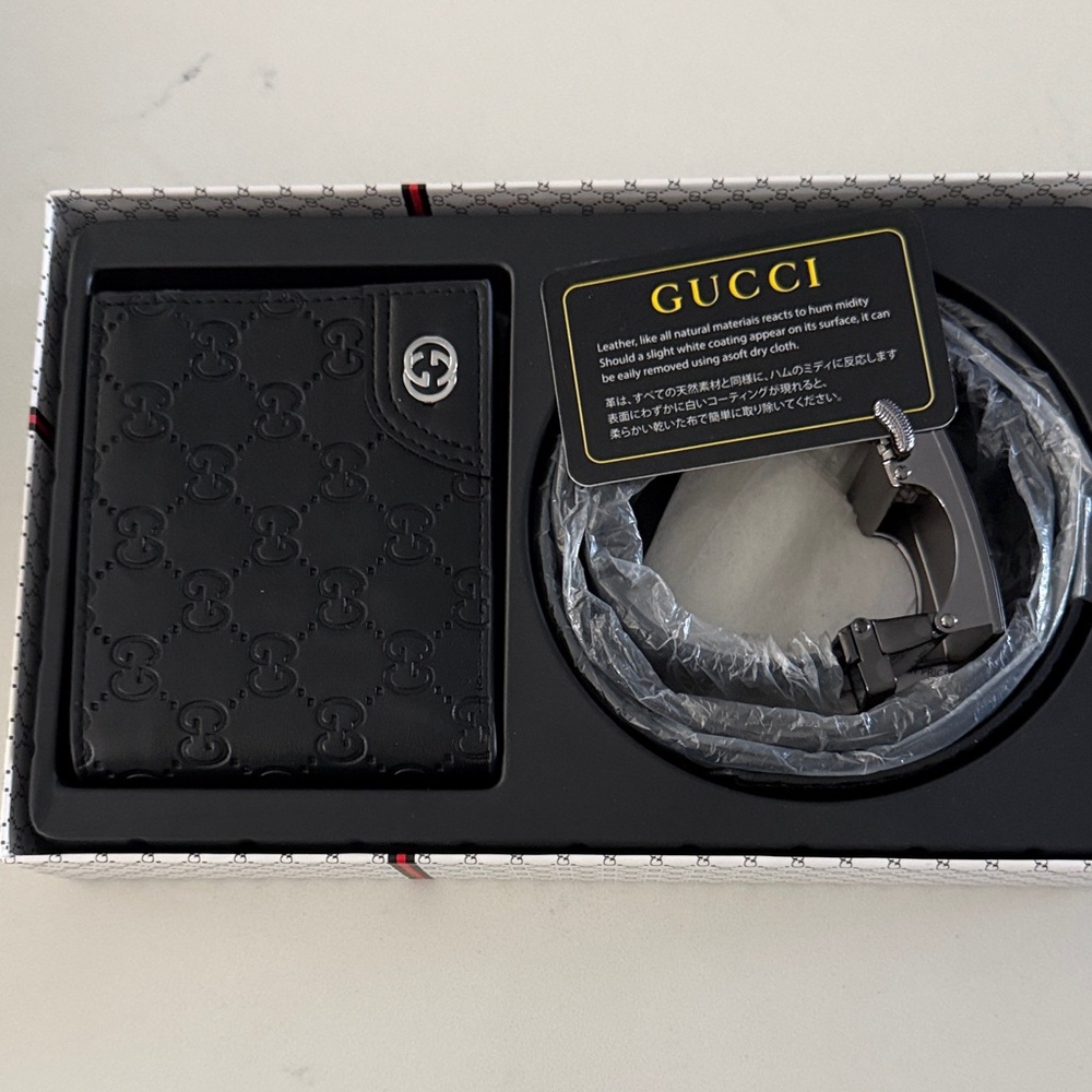 Gucci White and Red Box with Bee Design - Picture 2 of 4